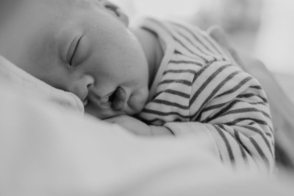 Newbornfotograf Mannheim Heidelberg Neugeborene Baby Newborn Wochenbett Reportage baby schläft