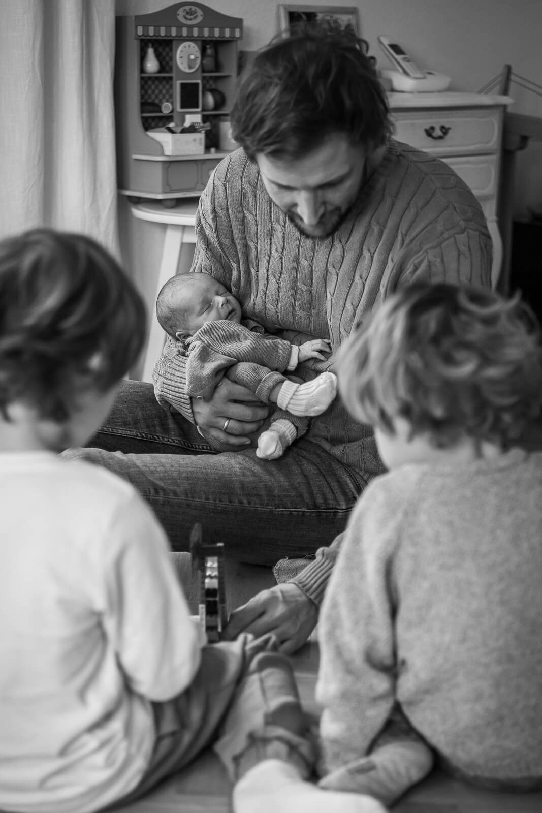 Newbornfotograf Mannheim Heidelberg Neugeborene Baby Newborn Wochenbett Reportage Papa spielt mit kindern