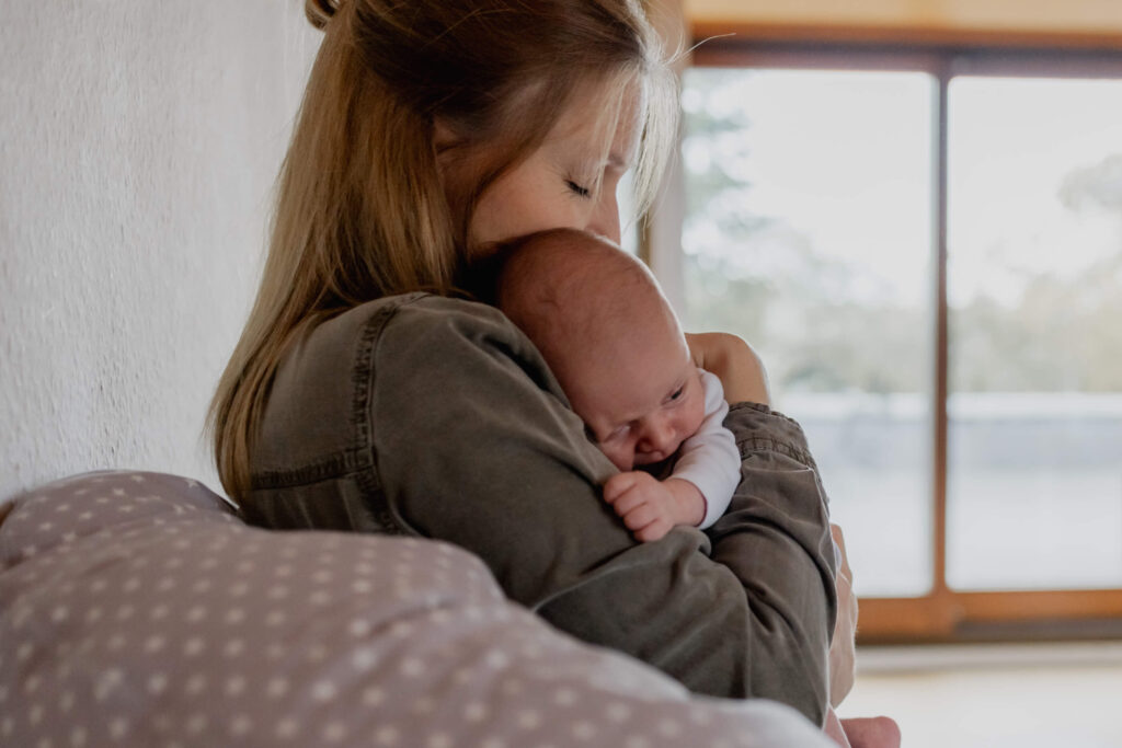 newborn neugeborene baby familie wochenbett reportage musik dokumentarische fotografie heidelberg mannheim mama und baby kuscheln